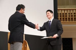 学長賞を受賞した豊島穂波さん（政治経済学科1年）