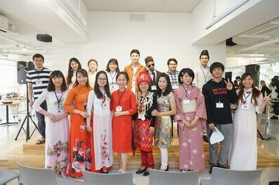 母国のお祭りついて発表した留学生たち