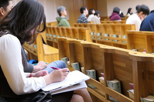 学生をはじめ、教職員および地域住民も参加しさまざまな問題について考えます。