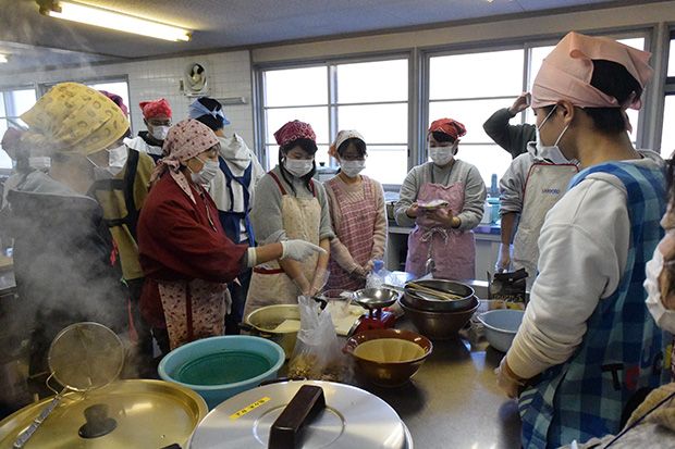 釜石市での復興支援ボランティアスタディツアーで、地元郷土料理づくりを体験。