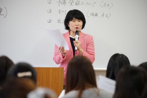 ゼミの説明をする田澤先生
